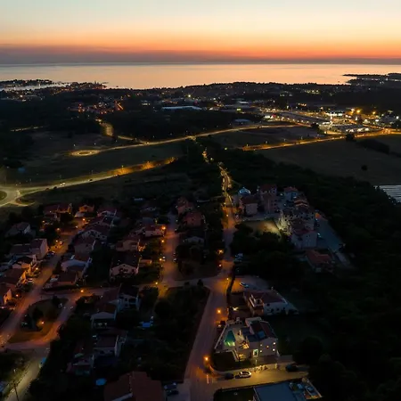 Anni For 10 People In With Heated Pool, Sea View & Kids And Playground Poreč