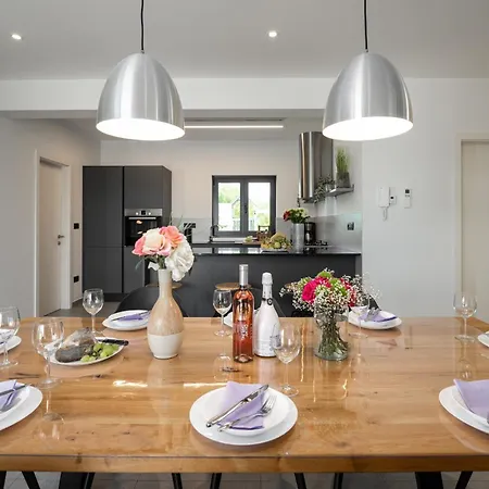 Villa Anni For 10 People In With Heated Pool, Sea View & Kids And Playground *