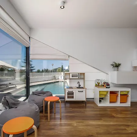 Anni For 10 People In With Heated Pool, Sea View & Kids And Playground Poreč