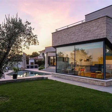 Villa Anni For 10 People In With Heated Pool, Sea View & Kids And Playground *