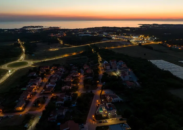 Anni For 10 People In With Heated Pool, Sea View & Kids And Playground Poreč