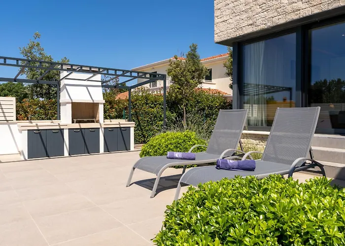 Anni For 10 People In With Heated Pool, Sea View & Kids And Playground Poreč